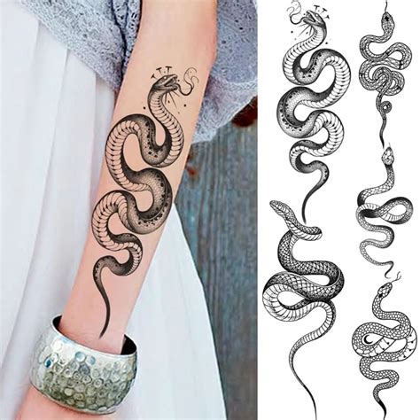 Mas de 50 lineas en tatuajes de cobras en la mano y .